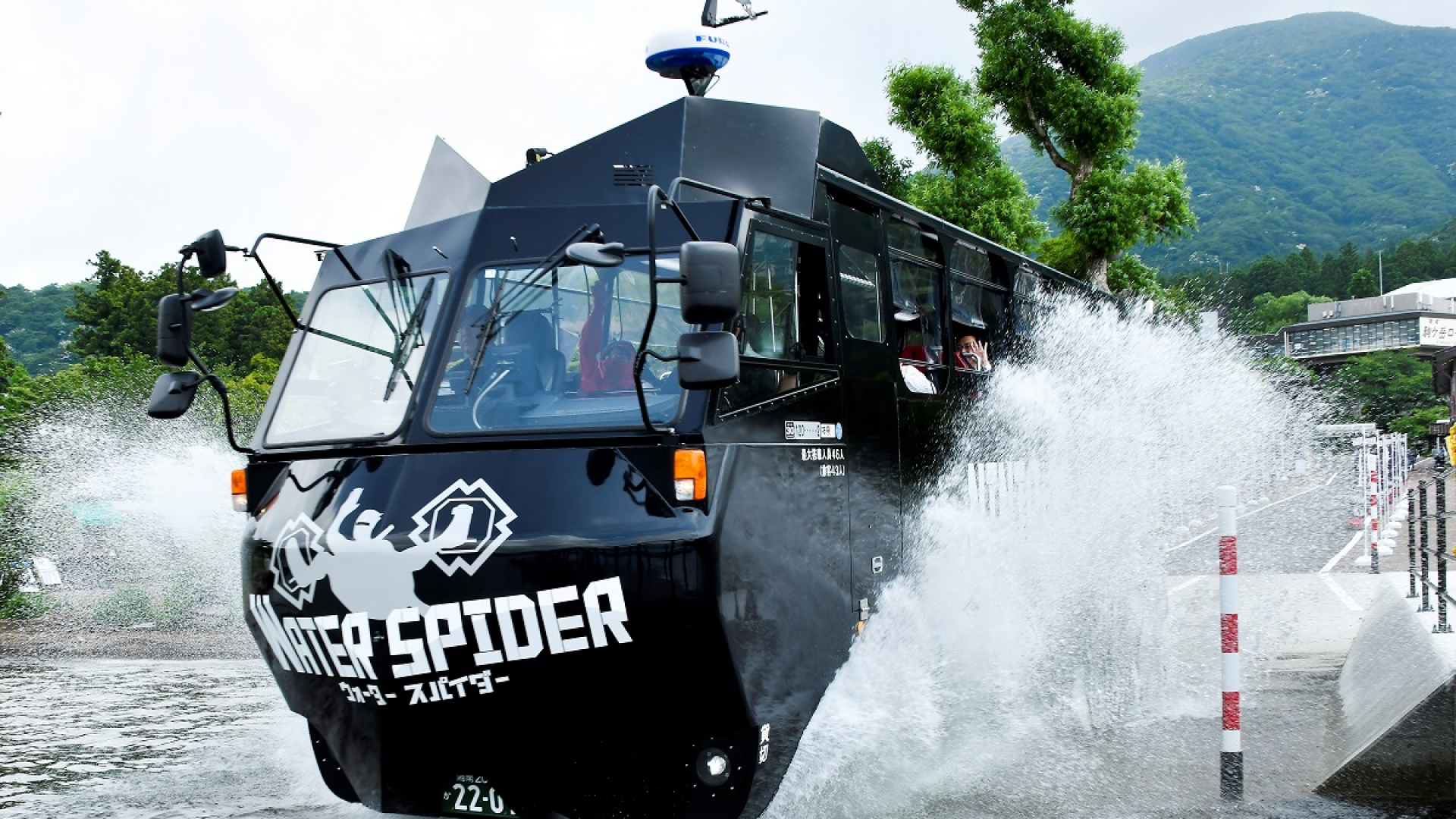 Le bus amphibie Ninja Water Spider