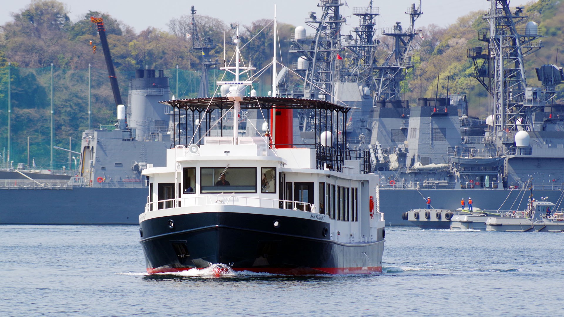 Tàu du lịch tham quan cảng hải quân Yokosuka