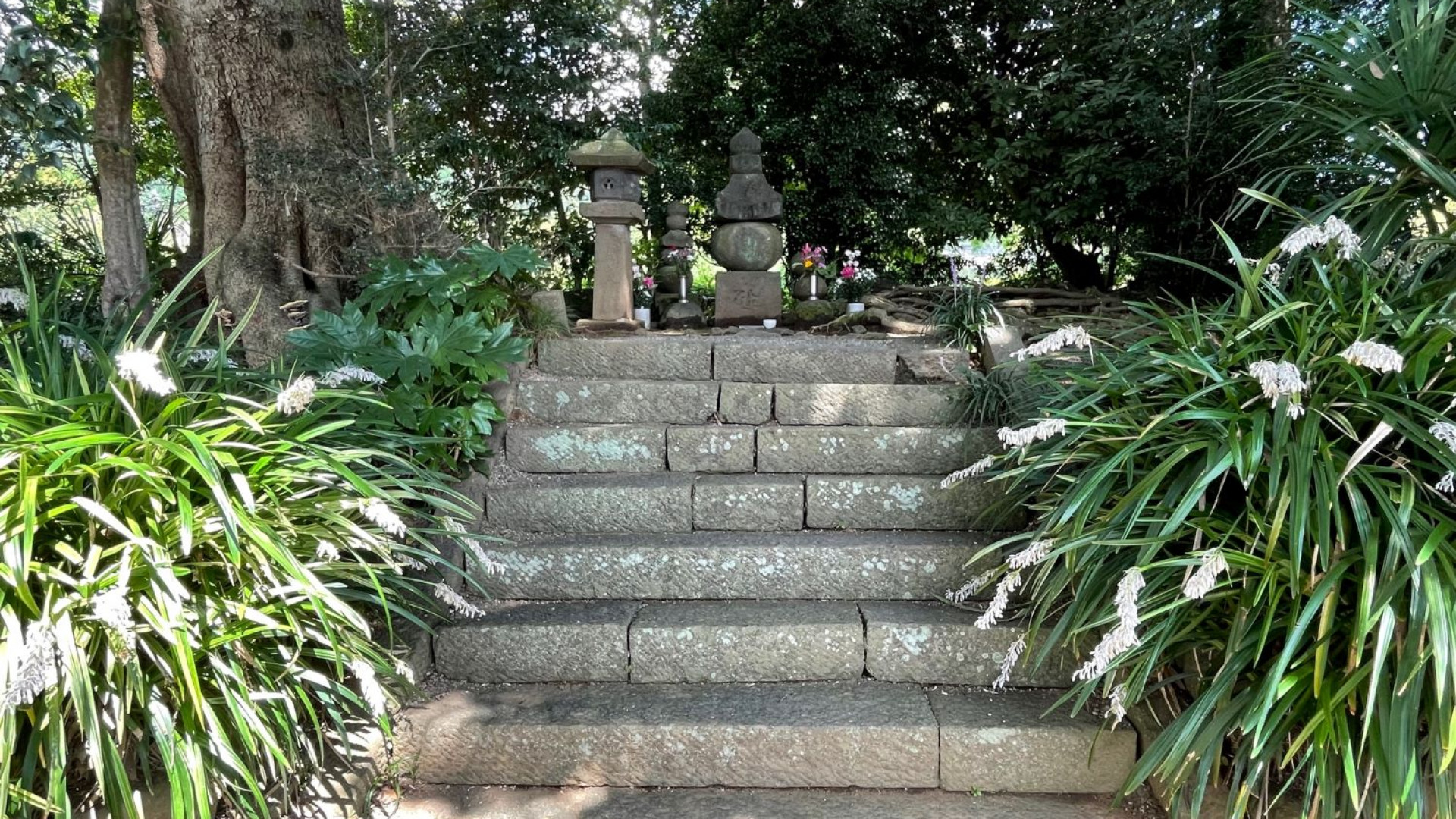 Das Grab des Oberhauptes von Minamoto no Sanetomo