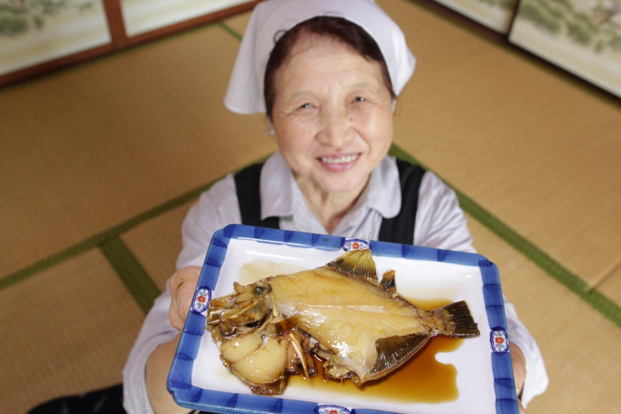 Un plat de poisson dans l'auberge "Minshuku Hara (inn)"