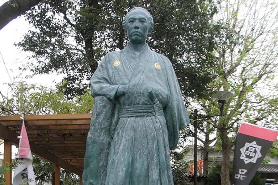 Estatua de Sakamoto Ryouma