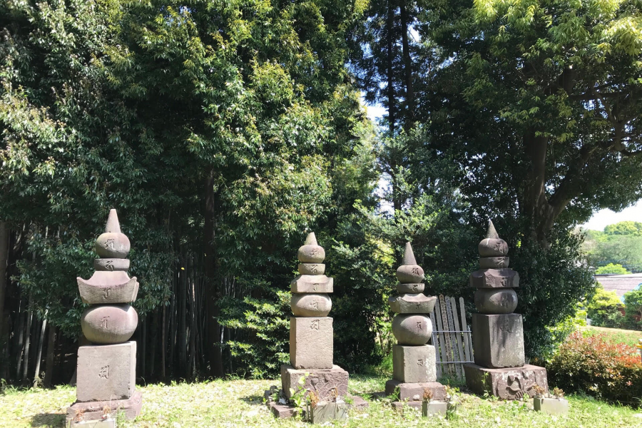 Tonosama no Haka (La tombe de la famille Tominaga)