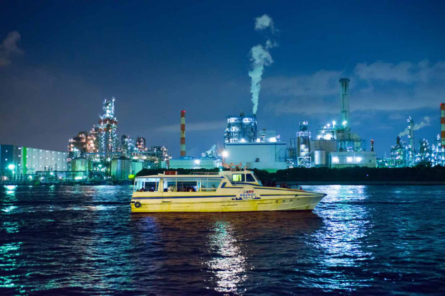 Vista nocturna de la fábrica Keihin y crucero por Minato Mirai