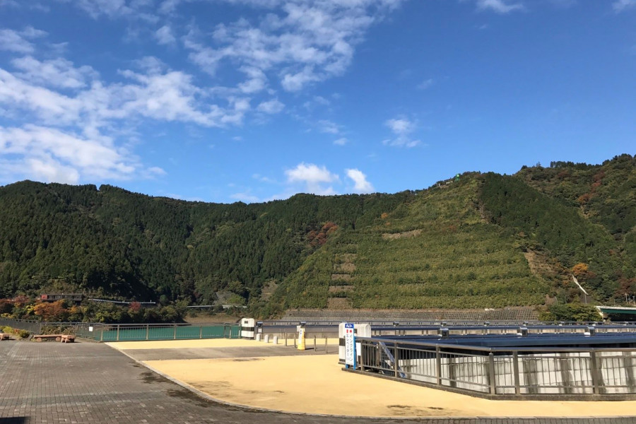 Café au bord du lac du barrage de Miyagase