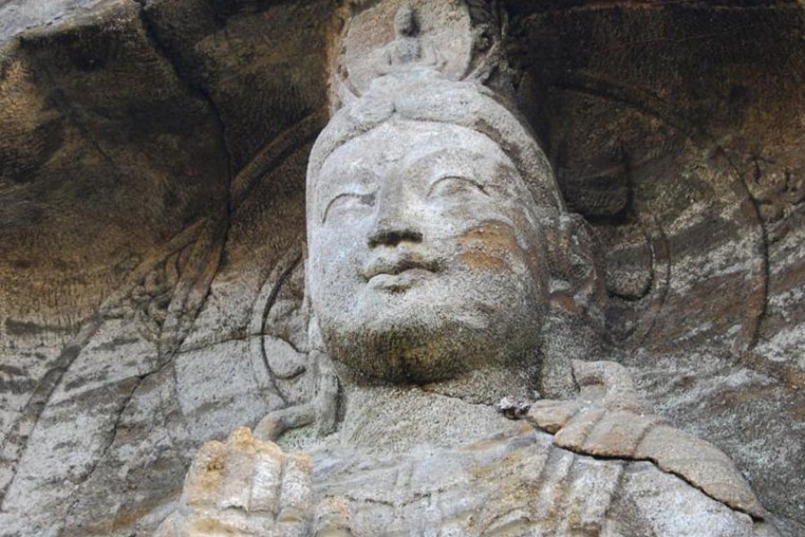 Magaibutsu (tượng Phật tạc trên mặt đá)