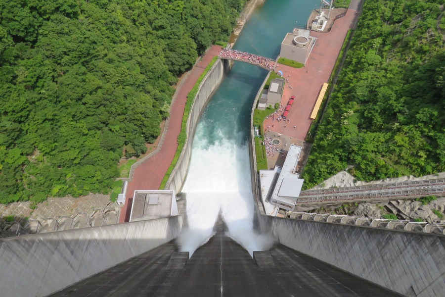 Besichtigung des Miyagase Damms (Öffnung der Fluttore)