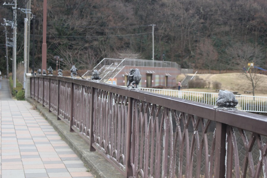 Sumo-ringende Frösche an der Tenjin-Brücke in der Grünanlage am Hikichi-Fluss