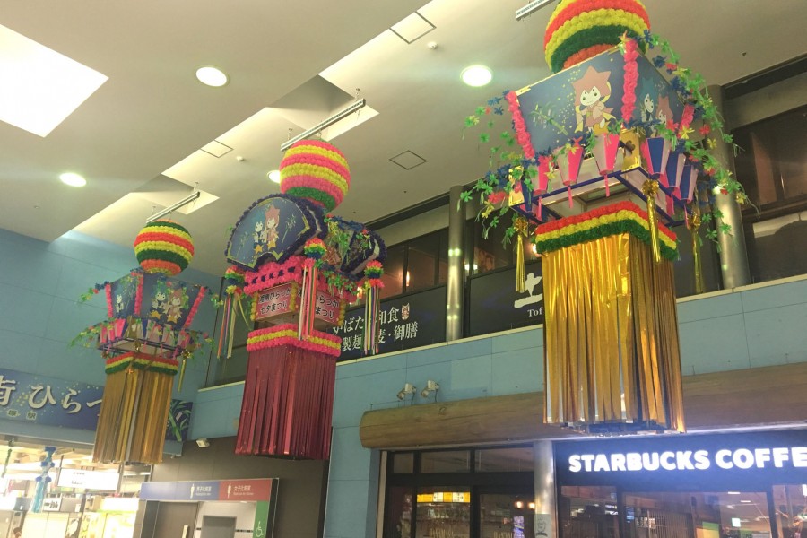 Tanabata-Dekorationen in der Hiratsuka Station