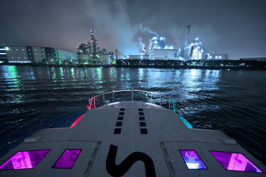 Crucero con vistas nocturnas a la fábrica "Super" de Kawasaki