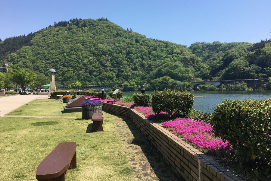 Paseo por la orilla del lago Sagamiko (entretenimiento de los antiguos Showa, lanzamiento de premios, recogida de pelotas que rebotan)