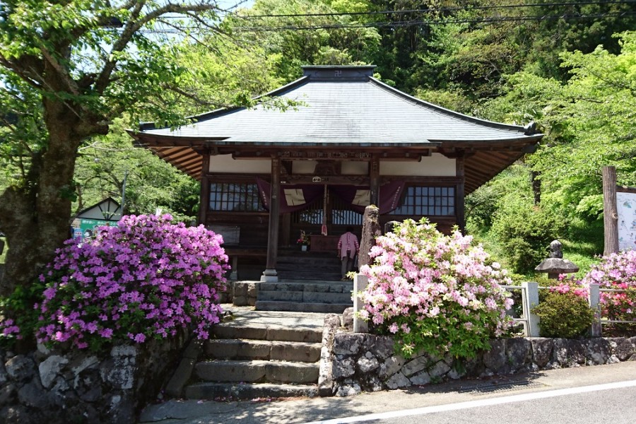 Tàn tích quê hương (ngôi nhà) của Kintaro và những hòn đá Kintaro đã từng nghịch