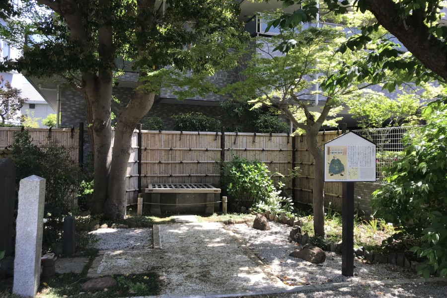 Kubiarai Brunnen von Minamoto-no Yoshitsune