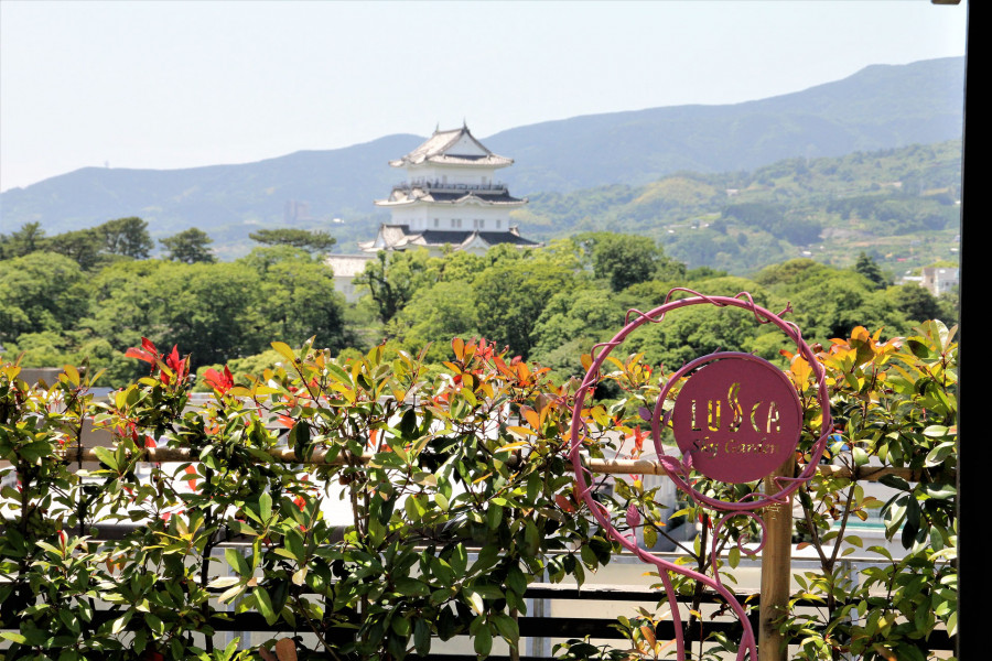 Lusca Odawara (Blick vom Dach auf die Burg Odawara)