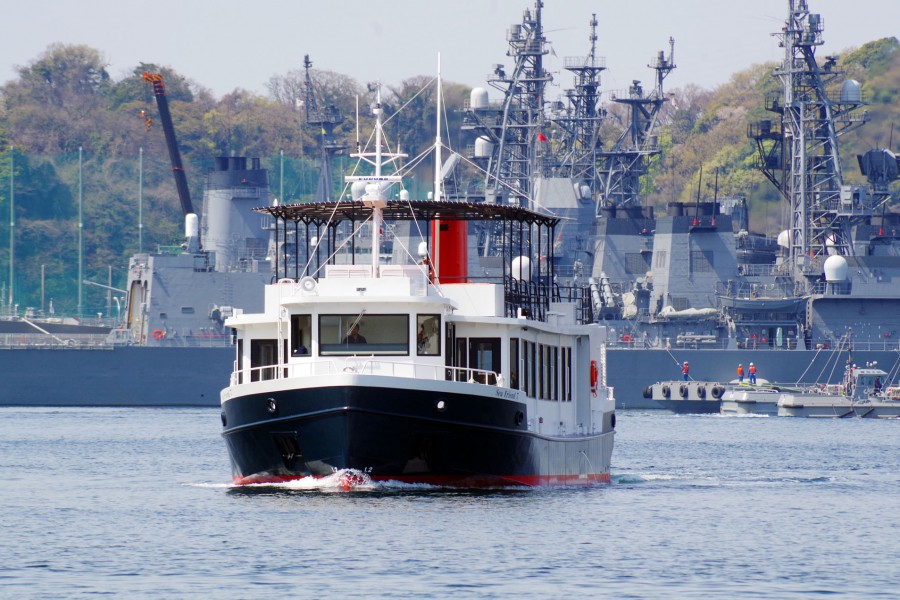 Tàu du lịch tham quan cảng hải quân Yokosuka