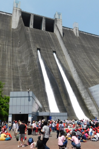 Visite du barrage de Miyagase (ouverture des vannes)