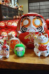 Arai Daruma Store. Daruma painting experience